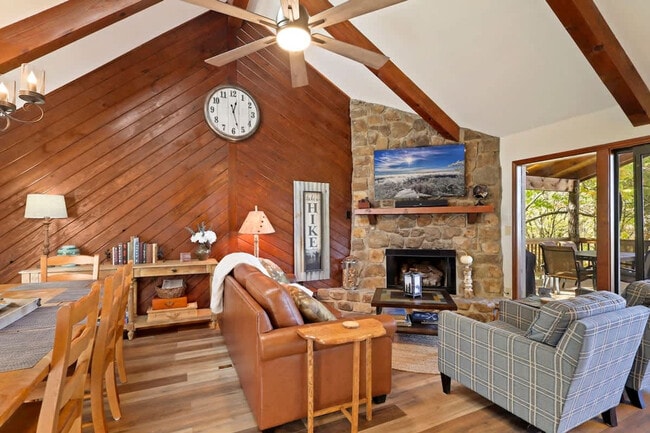 Foto del edificio - 143 Tamarack Rd