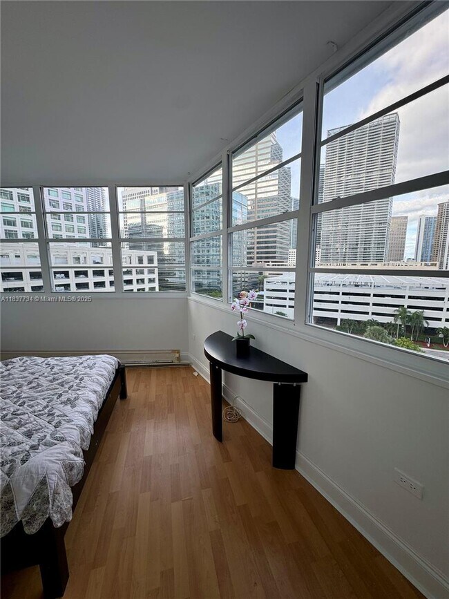 Foto del edificio - 825 Brickell Bay Dr