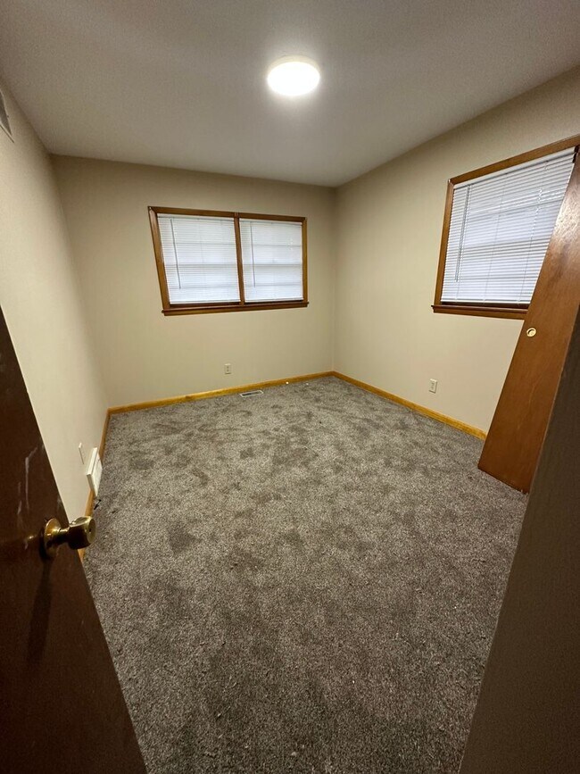 Building Photo - 3 Bedroom, 1.5 Bathroom House