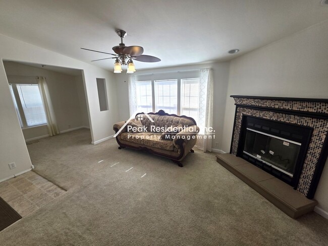 Foto del edificio - Spacious 3bd/2ba House with Garage near Fl...