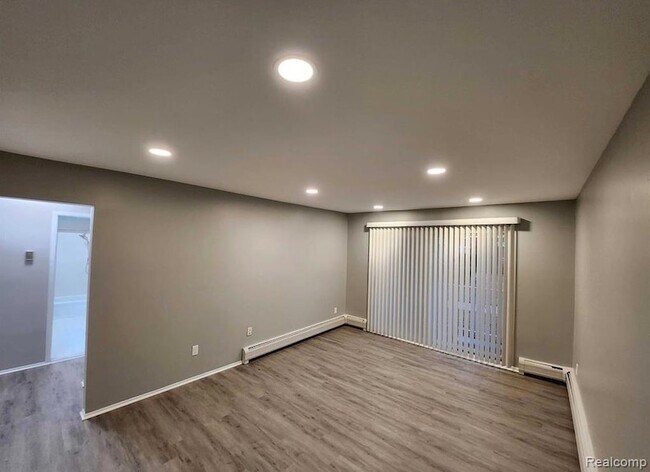 Foto del edificio - 2445 Torquay Ave