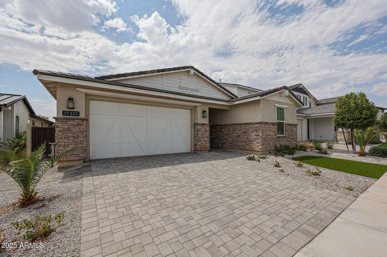 Foto principal - 17227 W Middlebury St