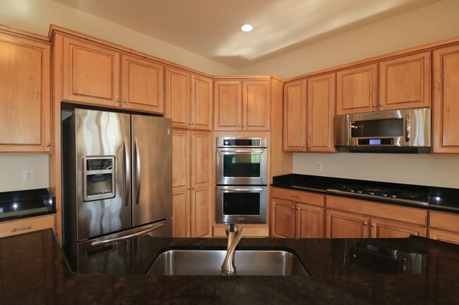 Building Photo - SHORT TERM LEASE AVAILABLE -- Luxury TH in Bethesda - 4 bed + 3.5 ba - Elevator TH in Gated commu...