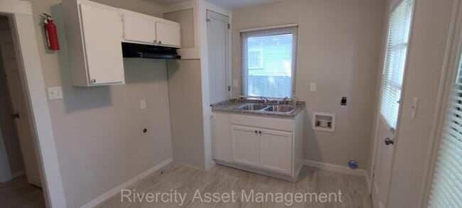 Building Photo - Beautiful Duplex in Hyde Park!