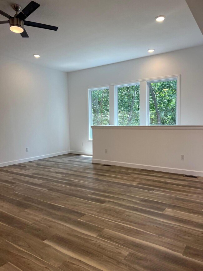 Building Photo - 3704 Swan Ct