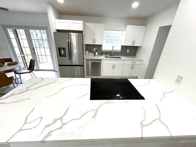 Building Photo - 432 La Mancha Ave