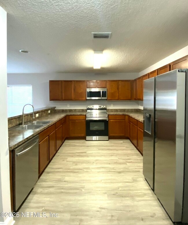 Building Photo - 86069 Pineview Dr