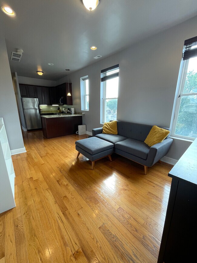 Foto del edificio - 1841 N Lawndale Ave