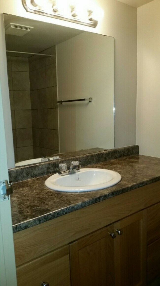Photo du bâtiment - 2 Bed 1.5 Bath Unit in Red Deer, AB