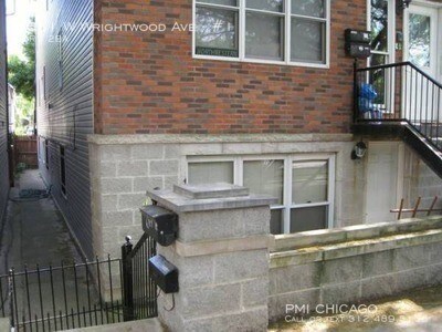Foto del edificio - 1651 W Wrightwood Ave
