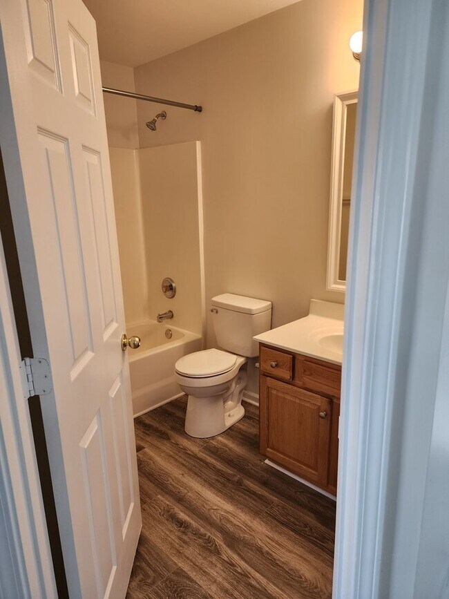 Foto del edificio - Four bedroom townhome in Caldwell Station