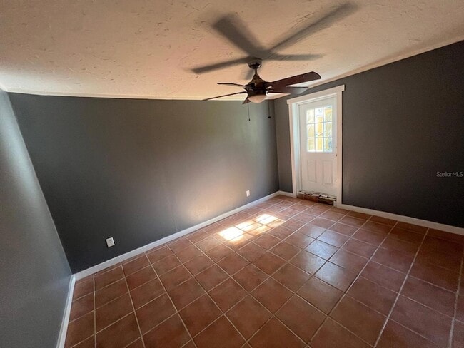Foto del edificio - 300 83rd Ave N