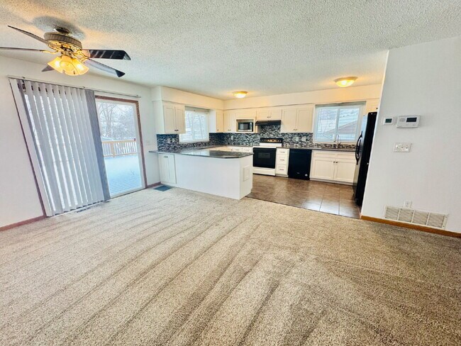 Foto del edificio - Single Family Home with 4-Bedrooms and 2 bathrooms in Coon Rapids