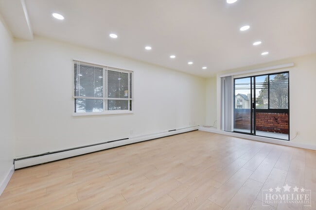 Building Photo - Fully Renovated 2 Bedroom Condo in White Rock - Walk to the Beach