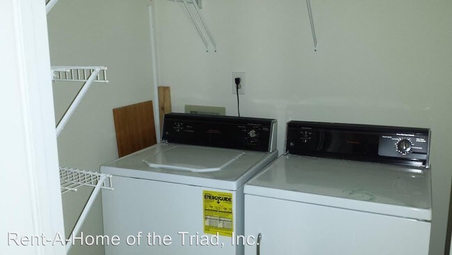 Foto del edificio - 5934 W Friendly Ave