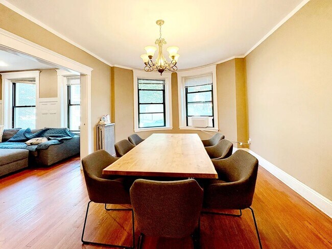 Building Photo - Coolidge Corner Area of Brookline. In-Unit Washer and Dryer, Heat and Hot Water Included, Parking...