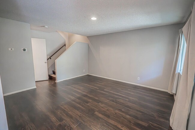 Building Photo - 3 Bedroom Townhome for Rent in Sylmar.