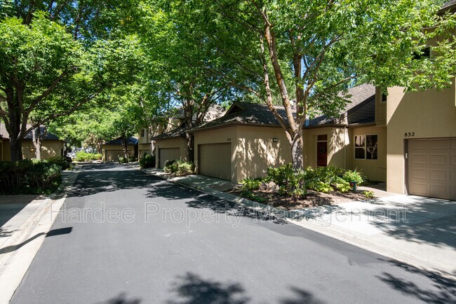 Building Photo - 830 E Riverpark Ln