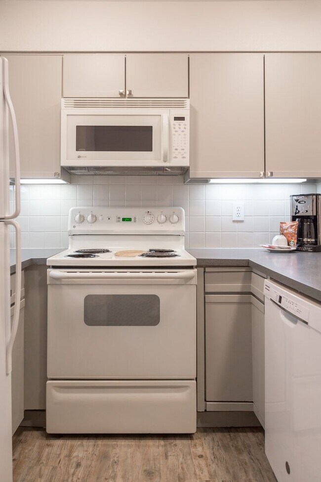 Foto del edificio - Condo in  Downtown Boulder Furnished One bedroom with Den and large Patio looking out to Flatirons