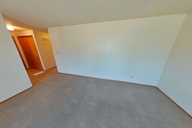 Building Photo - 2 Bedroom Apartment ~ Close to Campus