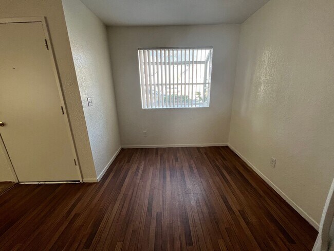 Building Photo - Best kept Fourplex- Mature Landscaping