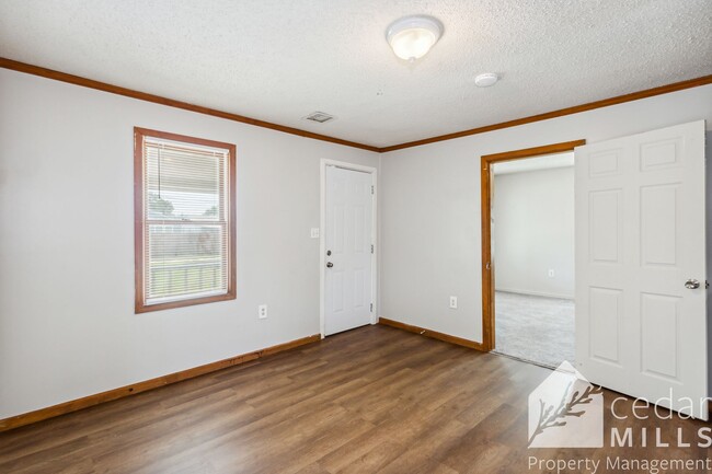 Building Photo - Centrally located 2 bedroom home with larg...