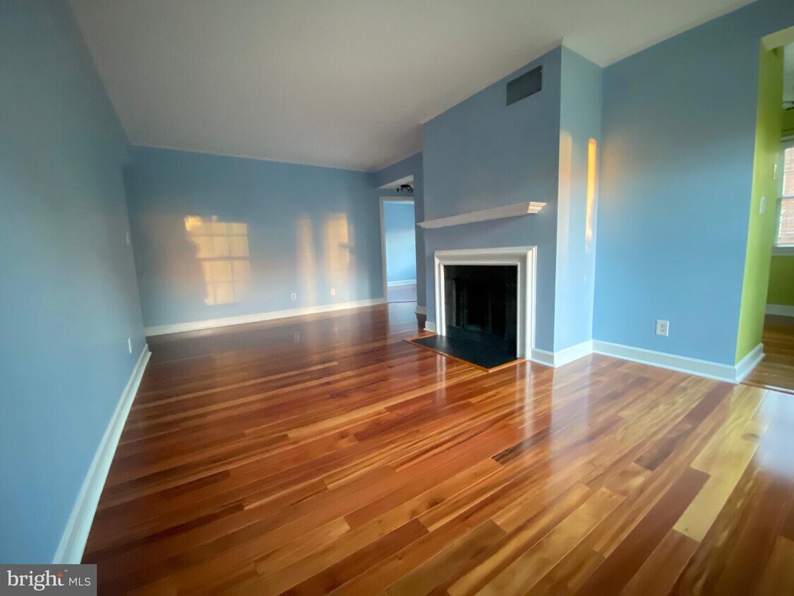 1113 N Pitt St Unit 2B, Alexandria, VA 22314 Room for Rent in