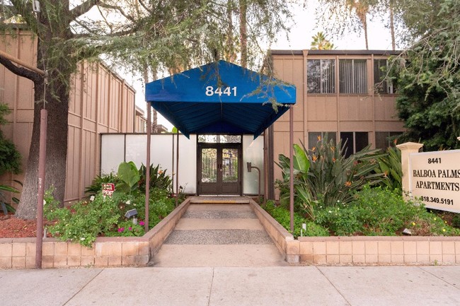 Frente del edificio - Balboa Palms Apartments