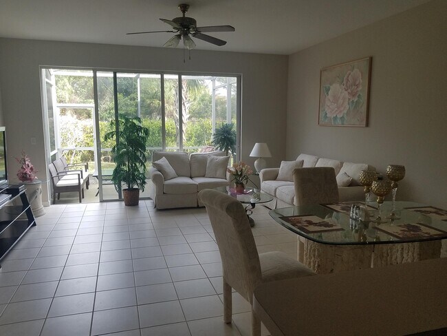 Foto del edificio - 8310 Village Edge Cir