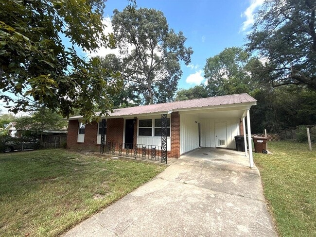 Building Photo - 710 Greenbriar Dr
