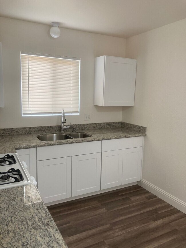 Building Photo - Updated, 2 bedroom home available now!
