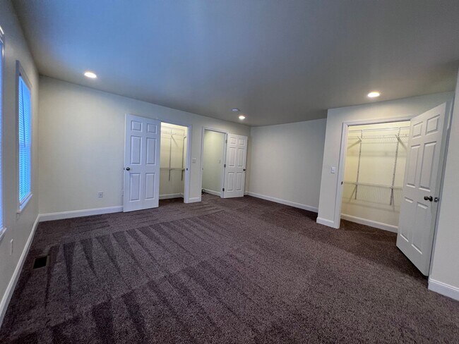 Building Photo - 5BR 3bath with office house and parking no...