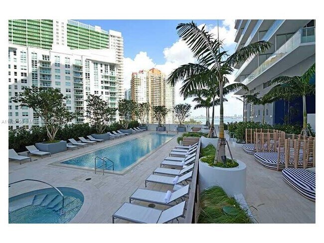 Foto del edificio - 1300 Brickell Bay Dr