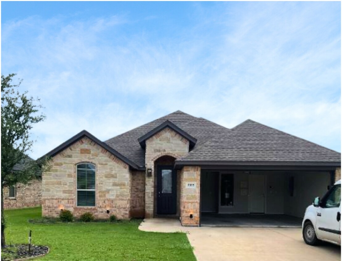 Primary Photo - 3335 White Horse Dr