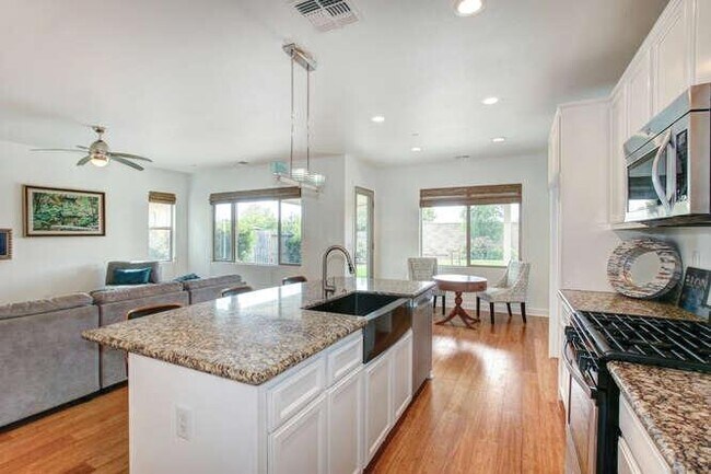 Building Photo - 3582 Rosecrest Cir