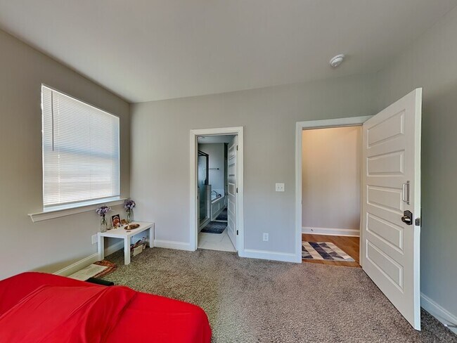 Foto del edificio - 1121 Camellia Ridge Dr