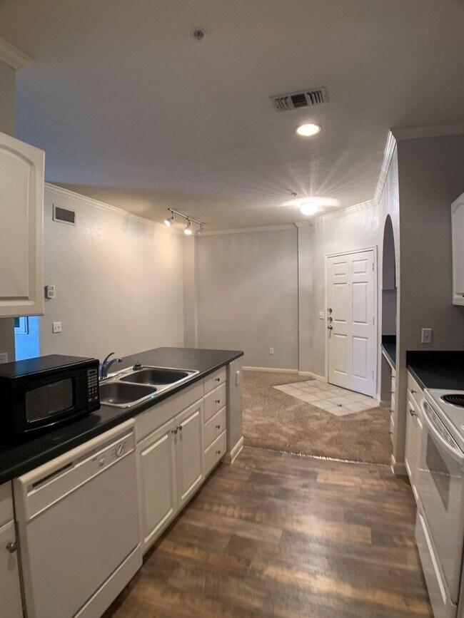 Foto del edificio - Gorgeous 2 bedroom with Courtyard view!