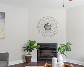 Chimenea en la sala de estar - 1109 Maple Tree Ln