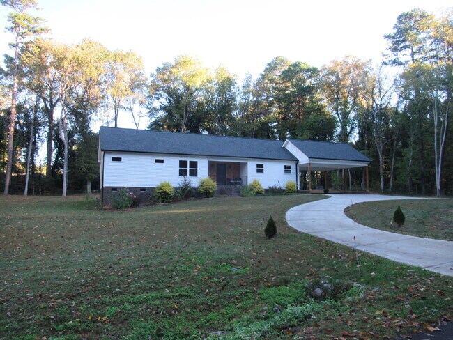 Building Photo - Short-Term Rental in Dallas, NC.  Fully Furnished and ready for Move In.