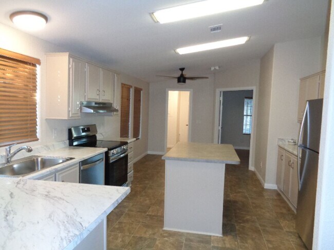 Building Photo - Terrific 3 bed/2 bath home with  ton of pr...