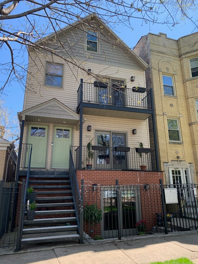 Primary Photo - 2441 N Fairfield Ave