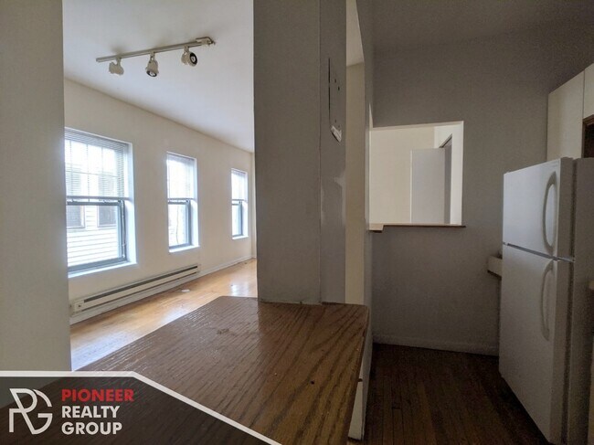 Building Photo - 660 W Cornelia Ave
