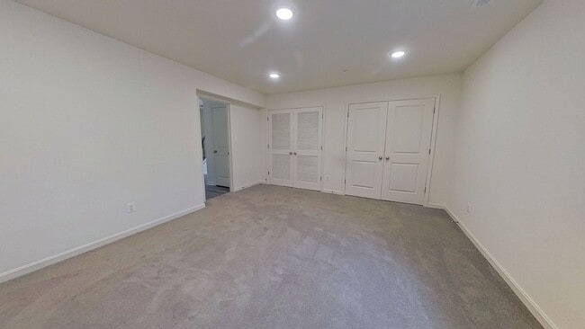 Building Photo - Townhouse