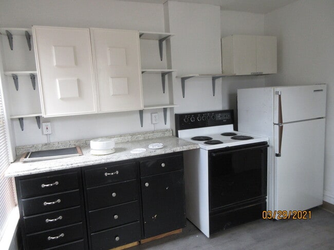 kitchen range and refrigerator - 1122 S Walnut St
