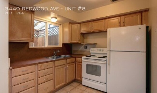 Building Photo - Spacious Townhouse-Style Condo with Privat...