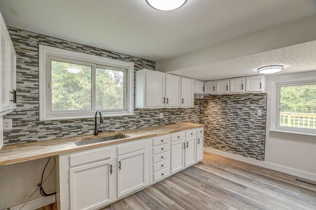 Foto del edificio - 2 Bdrm / 2 Bath - Remodeled Cottage in Johnson City