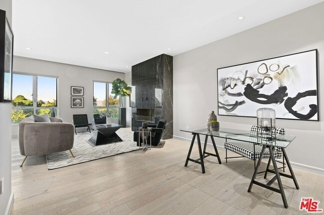 Foto del edificio - 2391 Roscomare Rd