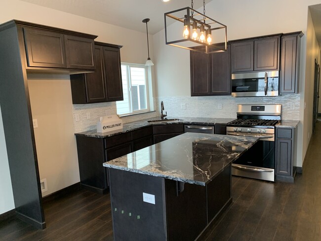 Building Photo - Newer Post Falls Home!!