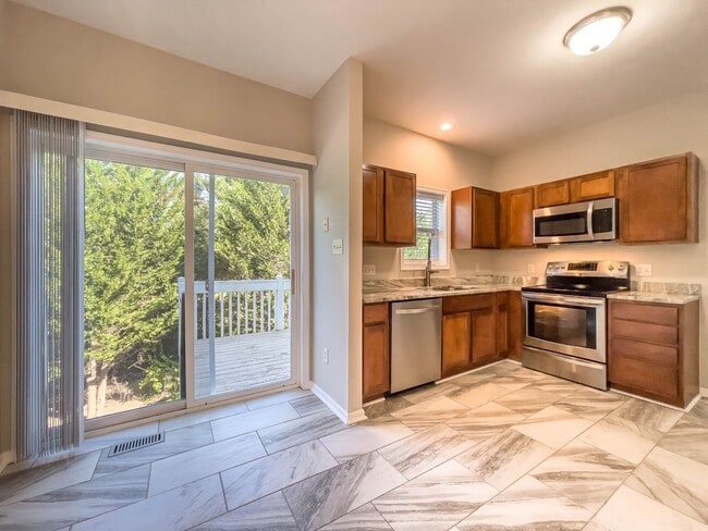 Foto del edificio - Spacious Three-Bedroom Townhouse in West A...