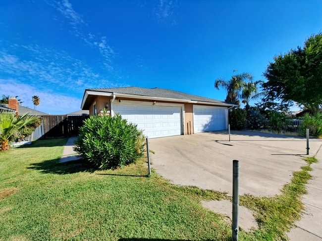 Building Photo - RENT REDUCED & MOVE IN SPECIAL: 1ST MONTH RENT FREE - Spacious 3-Bedroom Home Steps from Addams E...